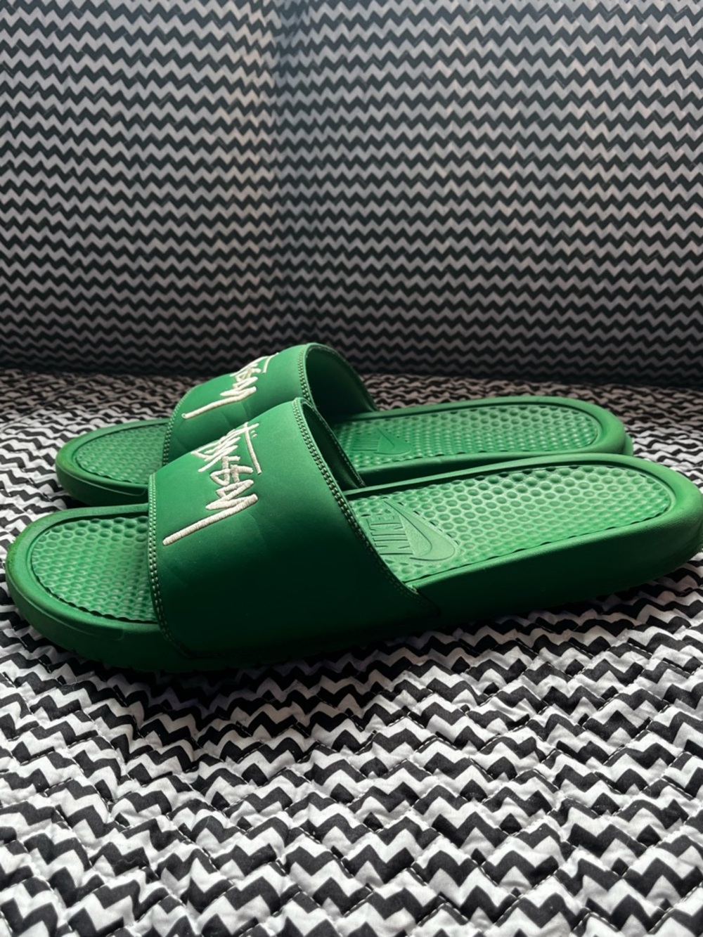 Stussy X Nike Benassi green slides size 11 - Picture 4 of 4